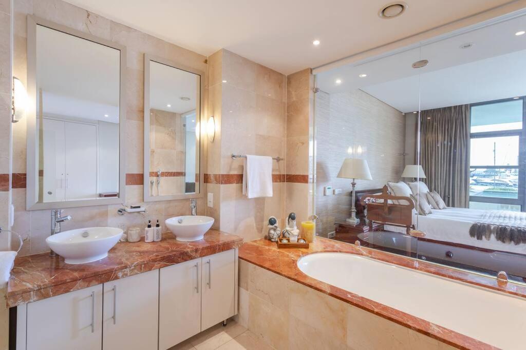 Outstanding V&A Marina Waterfront Apartment 开普敦 外观 照片